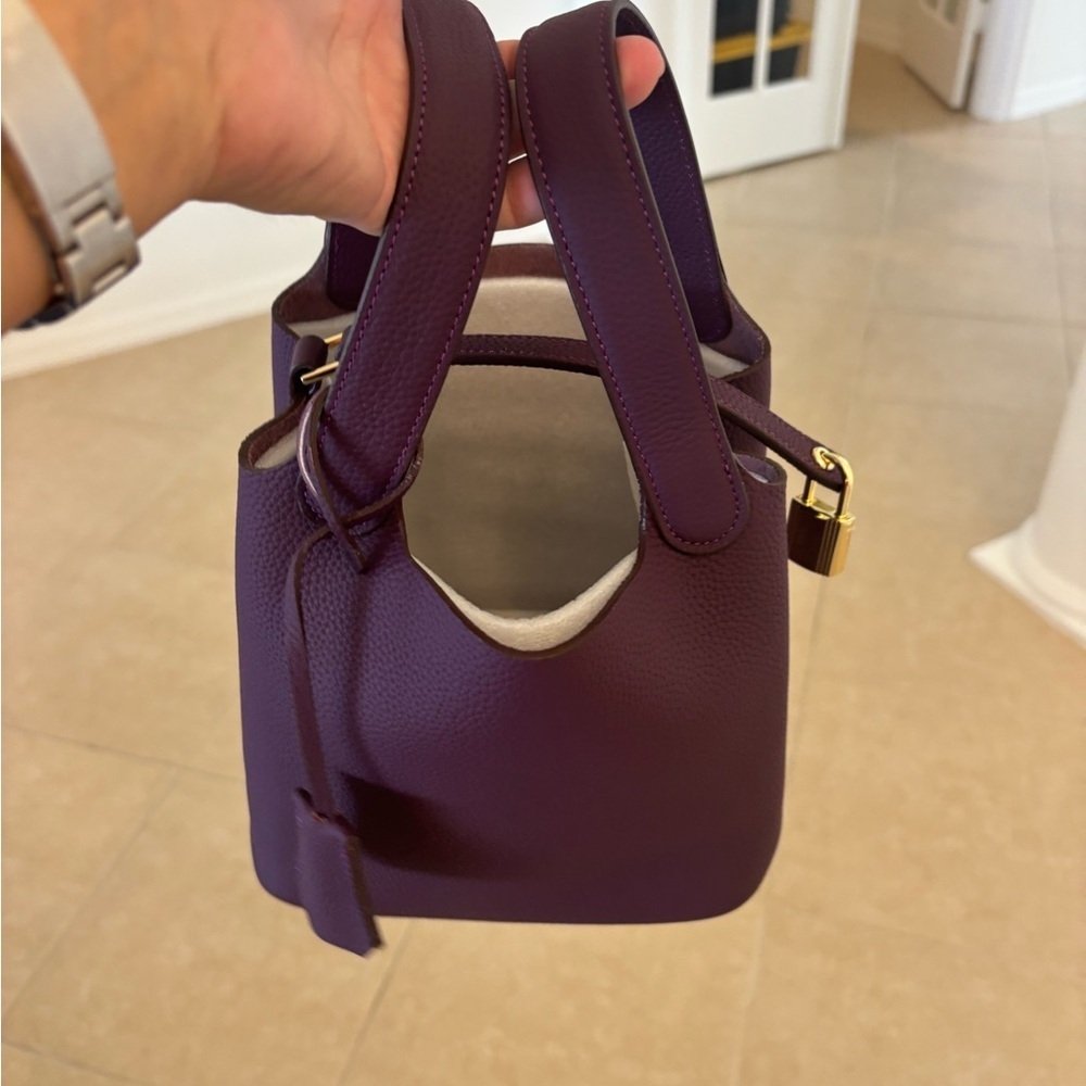 Gorgeous Purple Leather Bucket Tote Bag With Gold Hardware ❤️ - Picture 5 of 5